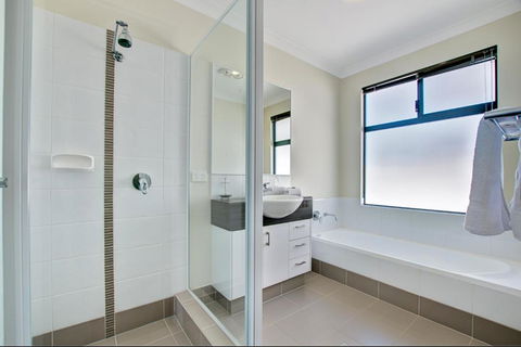 A Little Luxury In Town - Port Augusta Accommodation 6