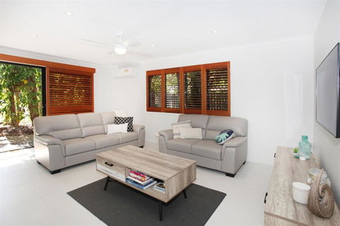 FABULOUS HOLIDAY HIDEAWAY COOLUM BEACH - Port Augusta Accommodation 2