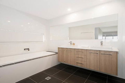 House On The Hill Lennox Head WiFi Air Conditioning - Port Augusta Accommodation 4