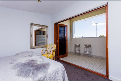 Urban Paradise Minutes From The Markets - Port Augusta Accommodation 7