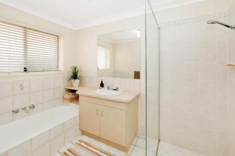 Hook Wine & Sinker Hervey Bay - Port Augusta Accommodation 6