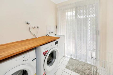 Hook Wine & Sinker Hervey Bay - Port Augusta Accommodation 2