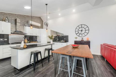 Urban Chic 3 BR House In Wickham - Port Augusta Accommodation 2