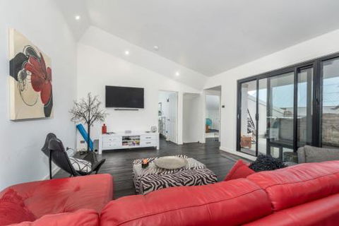 Urban Chic 3 BR House In Wickham - Port Augusta Accommodation 6