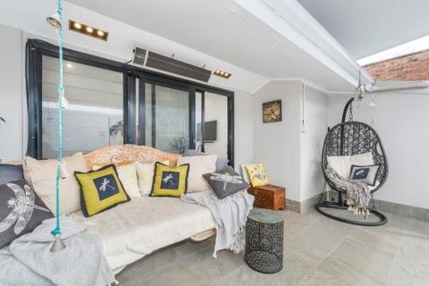 Urban Chic 3 BR House In Wickham - Port Augusta Accommodation 5