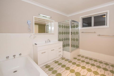 Erulisse Spacious Townhouse With Magical Lake Views - Port Augusta Accommodation 6