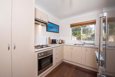Erulisse Spacious Townhouse With Magical Lake Views - Port Augusta Accommodation 5