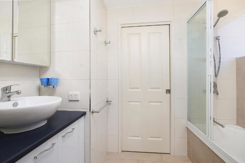 Eastbourne U6 80 Esplanade. Golden Beach - Port Augusta Accommodation 3
