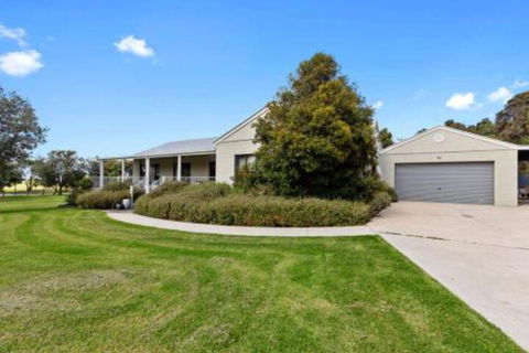 MERMAIDS On MARENGO Large Home With Wifi - Port Augusta Accommodation 3
