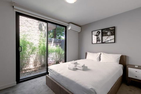 Spacious 2 Bedroom Inner City Townhouse With Private Rooftop - Port Augusta Accommodation 2
