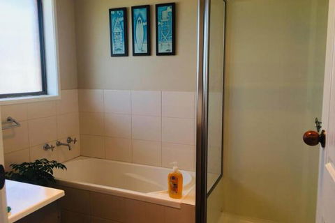QUEEN BEDROOM FRIENDLY HOME PORTLAND - Port Augusta Accommodation 3