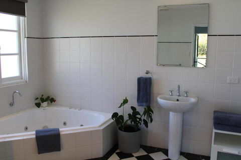 Upper Reach Spa Cottage - Port Augusta Accommodation 2
