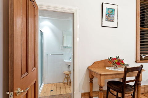 Annies Victorian Terrace Accommodation Fremantle - Port Augusta Accommodation 4