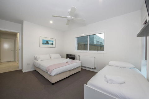 Stratton Summit 4 Modern Sophisticated Style With Lake & Mountain Views - Port Augusta Accommodation 4