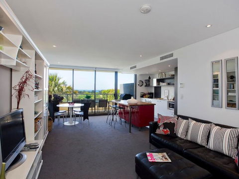 LORNE CHALET APARTMENT 10 Ask About Midweek Deals - Port Augusta Accommodation 1