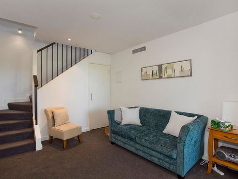 LORNE CHALET APARTMENT 10 Ask About Midweek Deals - Port Augusta Accommodation 4