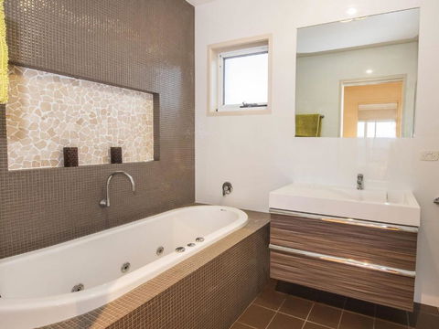 Grevillea 1 / 12 Poly Cow Lane - Port Augusta Accommodation 3