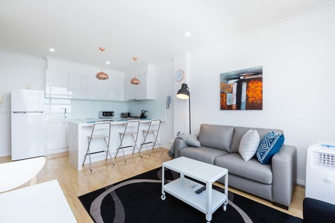 ROLAND, 1BDR Melbourne Apartment - Port Augusta Accommodation 3