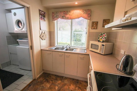 Silver Birches Holiday Unit 5 - Port Augusta Accommodation 1