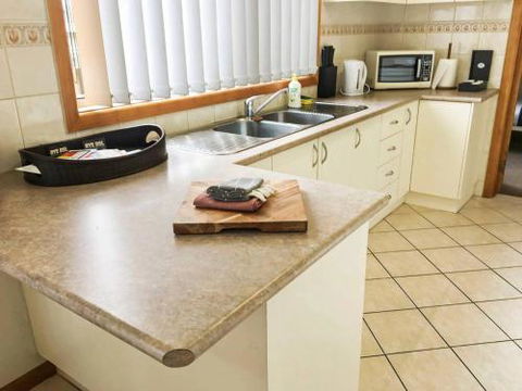 Rye 1 Sleeps 10 Great Weekender FREE WINE NETFLIX - Port Augusta Accommodation 1