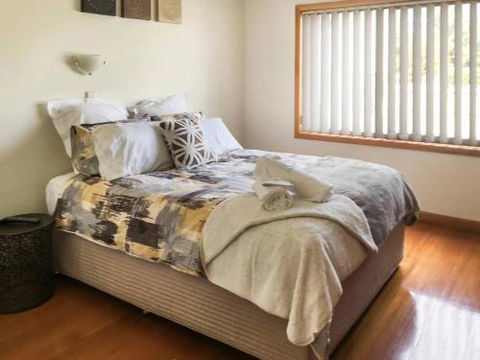 Rye 1 Sleeps 10 Great Weekender FREE WINE NETFLIX - Port Augusta Accommodation 2