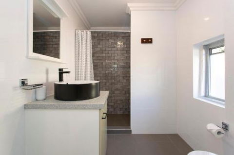 Dingo At White Gum Lodge - Port Augusta Accommodation 1