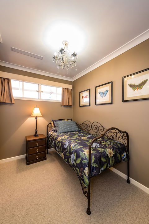 Hedge House- Luxury Space Style Location - Port Augusta Accommodation 4