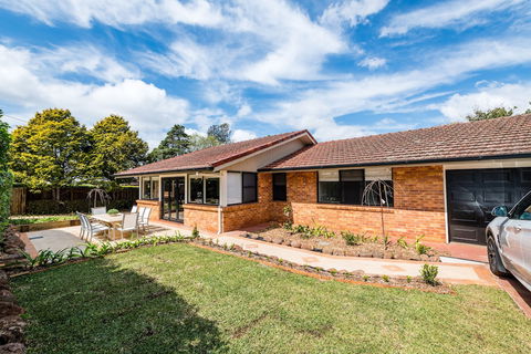 Hedge House- Luxury Space Style Location - Port Augusta Accommodation 0