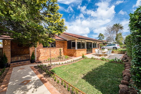 Hedge House- Luxury Space Style Location - Port Augusta Accommodation 1