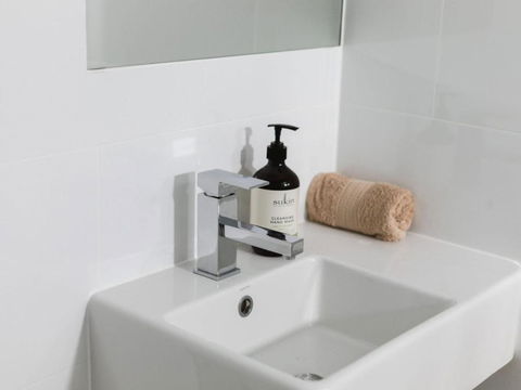 WHITE WAVES 4 ABSOLUTE BEACH FRONT STUDIO HASTINGS POINT - Port Augusta Accommodation 2