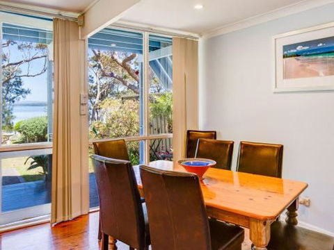 SORRENTO LAKESIDE Sanctuary Point 4pm Check Out Sundays - Port Augusta Accommodation 3