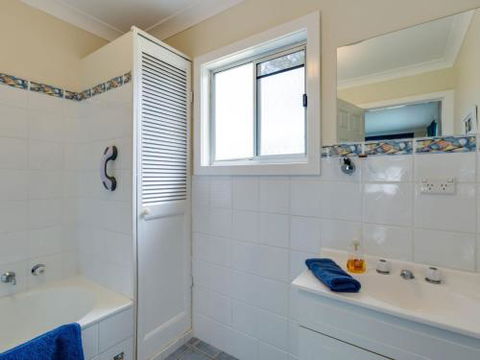 WIRANI On The WATER Sanctuary Point 4pm Check Out Sundays - Port Augusta Accommodation 6