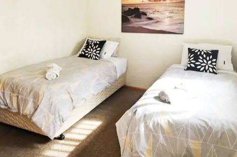 Rye Sleeps 10, Great Weekender - Port Augusta Accommodation 1