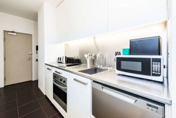 Executive Two Bed Penthouse Studio In The City - Port Augusta Accommodation 2