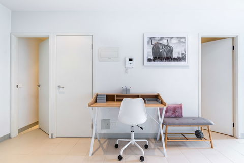 Ella, 1BDR Melbourne Apartment - Port Augusta Accommodation 5