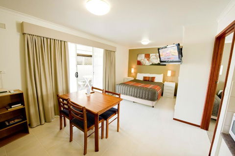 Redwood Manor Motel Apartments - Port Augusta Accommodation 3