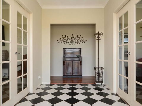 Silver Springs (4br) Cottage With Wifi Views Olives & Space . Fireplace Views Olives & Space - Port Augusta Accommodation 4