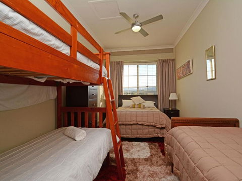 Silver Springs (4br) Cottage With Wifi Views Olives & Space . Fireplace Views Olives & Space - Port Augusta Accommodation 3