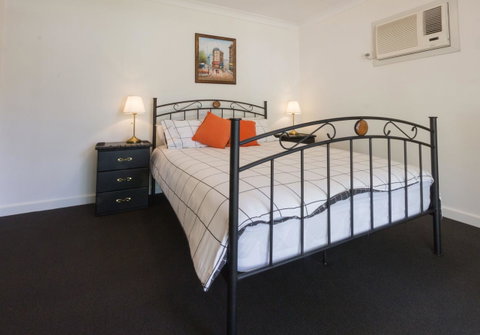 Cowan Street Bungalow - Port Augusta Accommodation 5