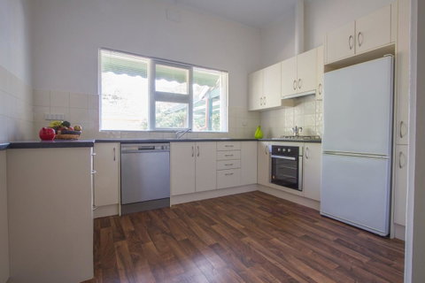 Cowan Street Bungalow - Port Augusta Accommodation 11