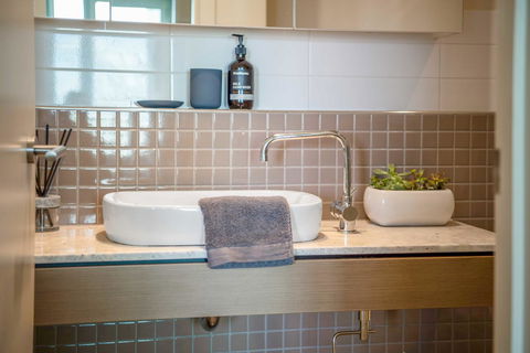 Port Adelaide Executive Waterfront Apartment - Port Augusta Accommodation 5