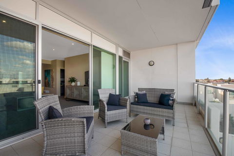 Port Adelaide Executive Waterfront Apartment - Port Augusta Accommodation 24