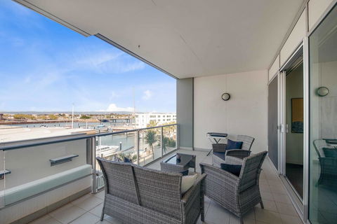 Port Adelaide Executive Waterfront Apartment - Port Augusta Accommodation 25