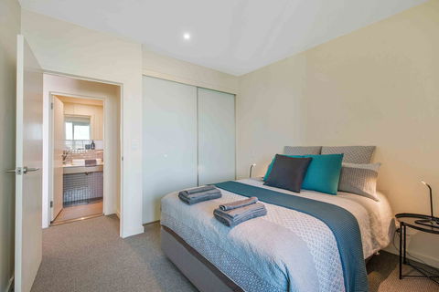 Port Adelaide Executive Waterfront Apartment - Port Augusta Accommodation 3