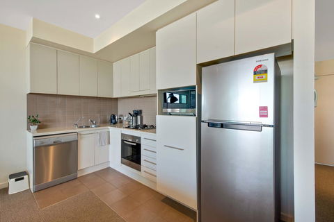 Port Adelaide Executive Waterfront Apartment - Port Augusta Accommodation 6