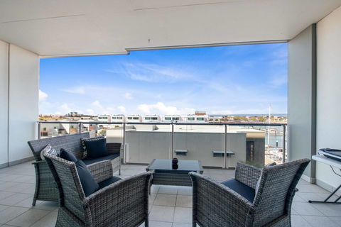 Port Adelaide Executive Waterfront Apartment - Port Augusta Accommodation 23