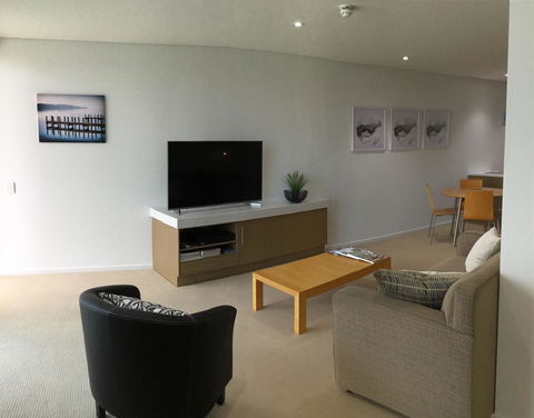 Wallaroo Marina Waterfront Luxe Apartment - Port Augusta Accommodation 6