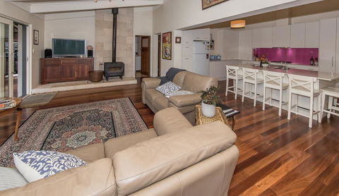 The Tudor House - Port Augusta Accommodation 5