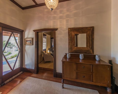 The Tudor House - Port Augusta Accommodation 4