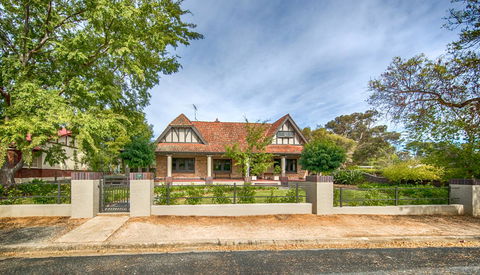 The Tudor House - Port Augusta Accommodation 21